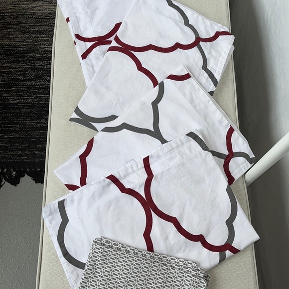 Pair of DH 100% cotton pillow shams in white with grey & burgundy, 32 x 22 in ea - Picture 1 of 14